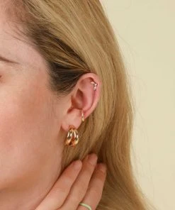 Astrid & Miyu New In Wave Ear Cuff In Gold