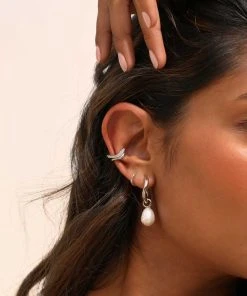 Astrid & Miyu Wave Ear Cuff In Silver