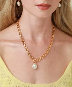Astrid & Miyu Serenity Pearl Link Chain Necklace In Gold