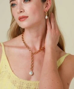 Astrid & Miyu Serenity Pearl Link Chain Necklace In Gold