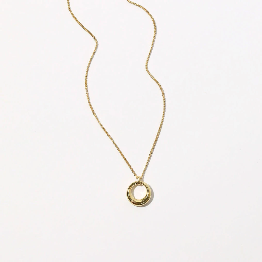 Astrid & Miyu Bold Halo Pendant Necklace In Gold 5 Astrid & Miyu Bold Halo Pendant Necklace In Gold