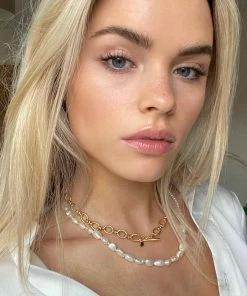 Astrid & Miyu Necklaces Textured Oval Link T-Bar Necklace In Gold