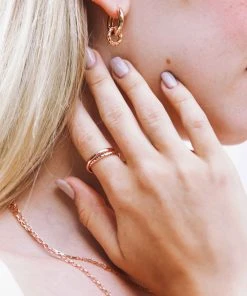 Astrid & Miyu Interlocked Rope & Plain Band Ring In Rose Gold