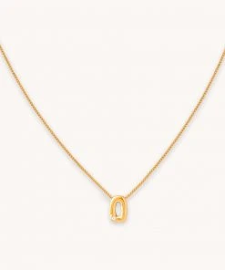 Astrid & Miyu O Initial Pendant Necklace In Gold With O