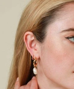 Astrid & Miyu New In Iridescent Stacking Set In Gold