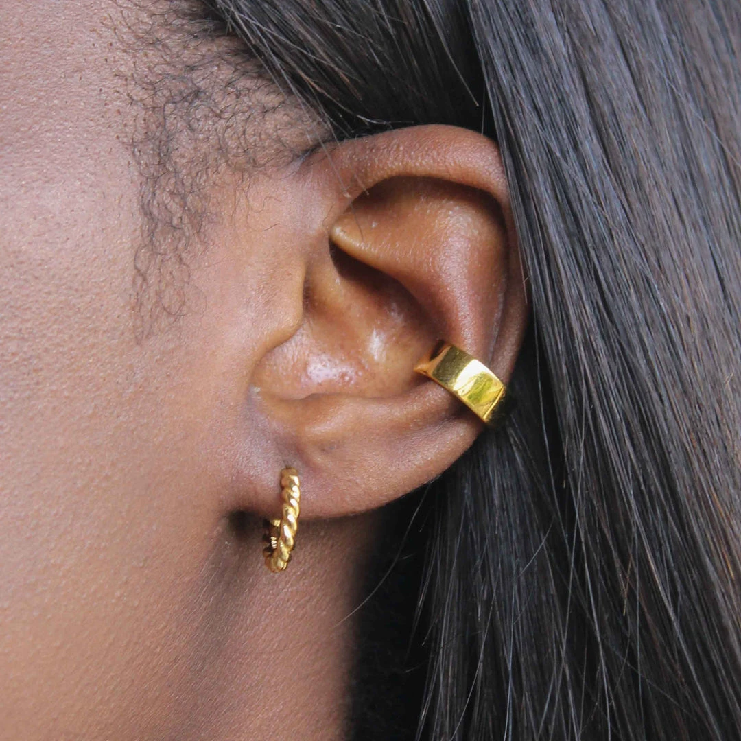 Astridandmiyu Single Rope Base Hoop In Gold Earrings 4 Astridandmiyu Single Rope Base Hoop In Gold Earrings