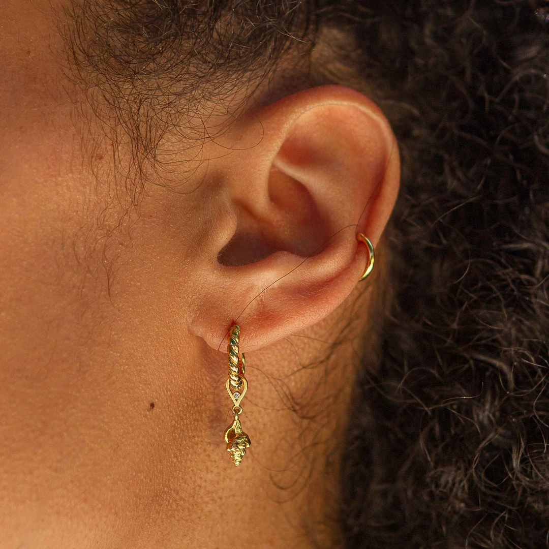 Astridandmiyu Single Rope Base Hoop In Gold Earrings 7 Astridandmiyu Single Rope Base Hoop In Gold Earrings