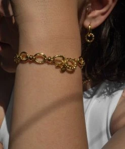 Astrid & Miyu Textured Oval Link T-Bar Bracelet In Gold