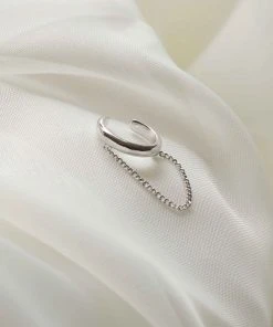 Astrid & Miyu Chain Ear Cuff In Silver