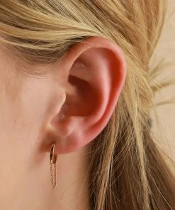 Astrid & Miyu Earrings Chain Huggies In Gold