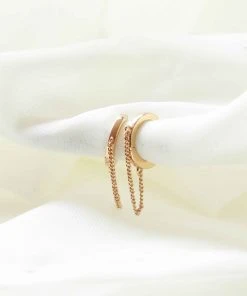 Astrid & Miyu Earrings Chain Huggies In Gold