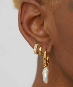 Astrid & Miyu Crystal Bold Huggies In Gold