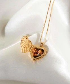 Astrid & Miyu Wreath Locket Pendant Necklace In Gold Sale 12 Astrid & Miyu Wreath Locket Pendant Necklace In Gold Sale