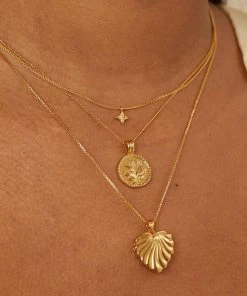 Astrid & Miyu Wreath Locket Pendant Necklace In Gold Sale 13 Astrid & Miyu Wreath Locket Pendant Necklace In Gold Sale