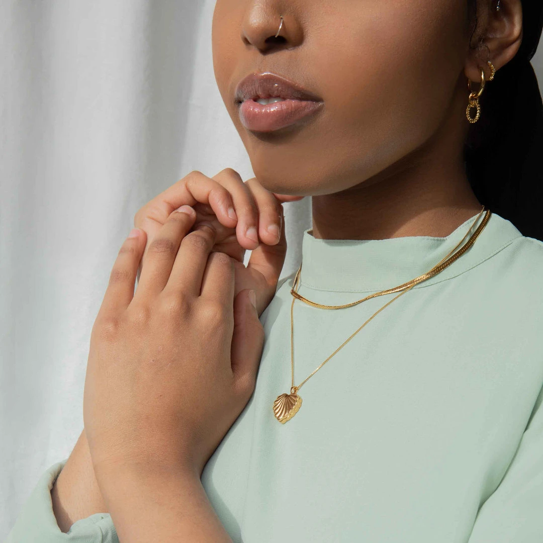 Astrid & Miyu Wreath Locket Pendant Necklace In Gold Sale 4 Astrid & Miyu Wreath Locket Pendant Necklace In Gold Sale